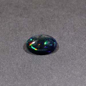 โอปอลสีดำธรรมชาติแบบมัลติไฟร์ ขนาด 15x11 มม. ทรงรี แบบคาโบชอง น้ำหนัก 4.10 กะรัต อัญมณีสำหรับทำเครื่องประดับ รุ่น IG23587 จาก Ishu Gems - Product Image 3