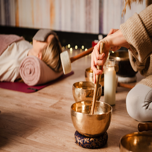 Un ensemble complet de sept bols chantants avec maillets et coussins rouges, idéal pour équilibrer les chakras. Prix de gros disponibles. - Product Image 2