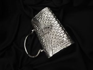 Bolsos y embragues de metal de latón grabados y en relieve hechos a medida ideales para reventa en tiendas de bolsos de moda - Product Image 3