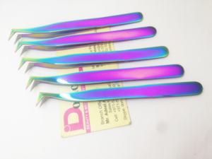 Pinzas de extensión de pestañas Mega Volume con logotipo personalizado, herramienta de belleza esencial con punta de fibra, acero inoxidable recubierto de arcoíris - Product Image 4