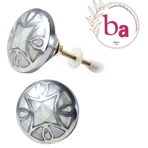 Tirador de cajón de concha de diseño moderno con perilla de perla madre de plata de lujo europeo para armarios de cocina y armario - Product Image 1