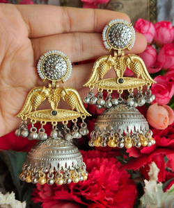 Hermosos Jhumkhas de peso ligero de fusión de dos tonos para niñas con detalles de motivos y perlas de pavo real y cuentas de Ghungroo de doble tono - Product Image 2