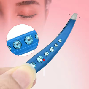 Pince à épiler de beauté colorée élégante conçue pour le toilettage des femmes assurant une épilation de précision et un confort de mise en forme des sourcils. - Product Image 6