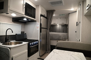 รถบ้าน HOMTORHOME 2022 Coachmen CR OSS TRAIL 23XG สีขาวหรูหรา สำหรับครอบครัว แคมป์ปิ้ง RV แคมเปอร์แวน มาตรฐานยูโร 5  พร้อมพื้นอะคริลิค 4-6 ที่นั่ง - Product Image 2