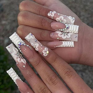 Fábrica al por mayor 24 piezas ABS <span class=keywords><strong>uñas</strong></span> postizas flor francesa arte Prensa en <span class=keywords><strong>uñas</strong></span> <span class=keywords><strong>con</strong></span> caja de embalaje lima de <span class=keywords><strong>uñas</strong></span> - Product Image 1