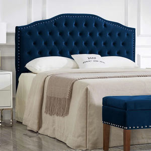 Tête de lit moderne TRIHO-HB-068, taille Queen/Full, capitonnée en velours avec clous décoratifs, mobilier de chambre haut de gamme - Product Image 1