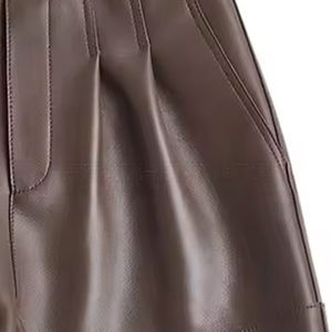 Prix de gros Shorts en cuir décontractés pour femmes à usage extérieur Logo personnalisé Shorts en cuir surdimensionnés légers Shorts pour femmes - Product Image 3