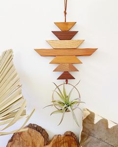 Cintre mural en bois élégant fabriqué à la main, idéal pour les chambres, les salles de bain et la décoration moderne de la maison - Product Image 1
