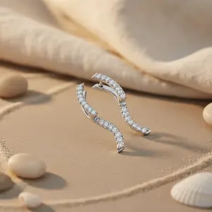 Boucles d'oreilles délicates pour femmes en argent avec cristaux et zircone cubique, design incurvé - Product Image 2