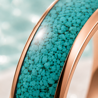 Bague en tungstène hypoallergénique JLM avec incrustation de pierres de turquoise naturelle concassées et bordure en or rose, cadeau minimaliste pour couple, mariage ou fiançailles