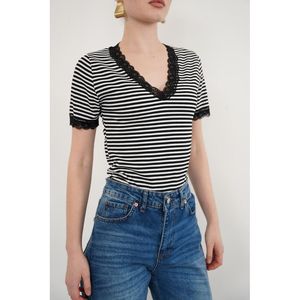 Camiseta al por mayor con cuello y puños de guipur y cuello en V - [object Object] - Product Image 4