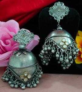 Jhumka oxydé La finition oxydée assombrie améliore la beauté du design en donnant des boucles d'oreilles riches et culturelles - Product Image 1