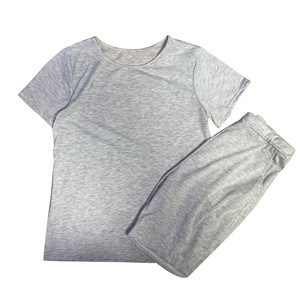 Ensemble femme en gros, confortable, couleur unie, doux, anti-rides, 100% coton, logo personnalisé, ensemble t-shirt et short pour femme - Product Image 4