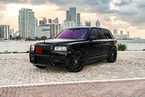 Elegante y Impecable Rolls-Royce Cullinan 2024, V12 Biturbo, Tracción en las Cuatro Ruedas, Interior Mandarín, Altamente Equipado - Product Image 4