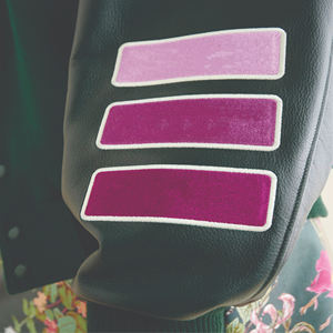 Vente en gros personnalisée veste universitaire courte en satin pour dames nouvelles vestes letterman de baseball légères pour femmes - Product Image 6