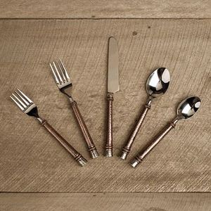 Ensemble de couverts en métal robuste en acier inoxydable conçu pour une utilisation quotidienne dans les cuisines des ménages modernes - Product Image 1