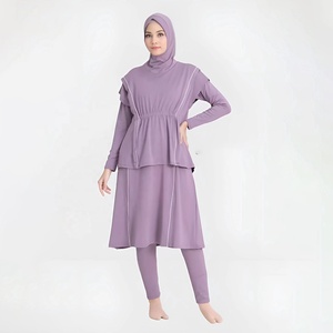Vêtements de sport modestes pour femmes musulmanes : Ensemble tunique et pantalon extensible pour l'entraînement en salle de sport – Fournisseur en gros de marques privées - Product Image 2