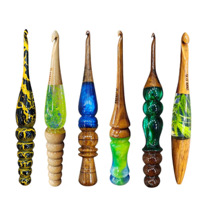 Crochet ergonomique en résine fait main manche en bois artistique crochet de 7 pouces pour tricoter et crocheter - Product Image 1