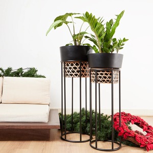 Jardinera de metal redonda minimalista con acabado negro liso, ideal para casas contemporáneas, oficinas y jardines interiores - Product Image 5