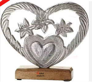 Belle sculpture décorative en métal aluminium en forme de cœur avec base en bois pour la maison, l'hôtel et le bureau. - Product Image 1