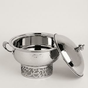 หม้ออุ่นอาหารสแตนเลสแบบตอกลาย พร้อมฝาโดมทรงอาหรับ พร้อมขาตั้งและหูจับด้านข้าง สำหรับบุฟเฟ่ต์และเสิร์ฟอาหาร - Product Image 2