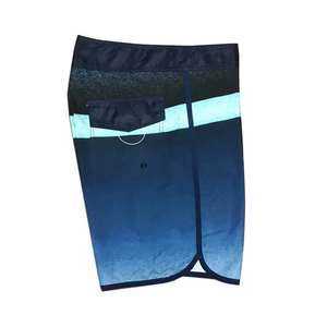 Short de sport en polyester noir pour homme | Logo de basket-ball personnalisé imprimé | Shorts de sport en maille en gros - Product Image 3