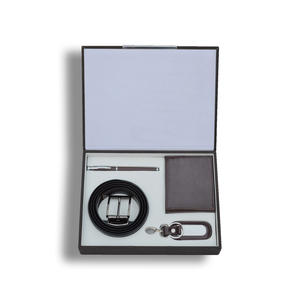 Ensemble de cadeaux d'entreprise 4 en 1 en cuir PU avec logo personnalisé Porte-clés et mousquetons promotionnels simples de style royal en couleur noire - Product Image 5