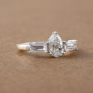 Anillo de compromiso de tres piedras de oro macizo de 14 quilates personalizado con pera, diamantes cultivados en laboratorio de corte esmeralda, anillo de regalo de aniversario certificado IGI - Product Image 2