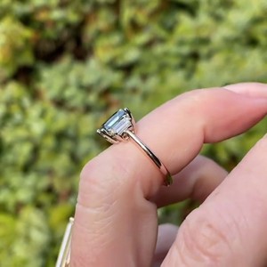 Anillo de moissanita de corte esmeralda de 3 piedras de 2,00 quilates, joyería fina de Plata de Ley 925, anillo de diamante de moissanita gris - Product Image 2