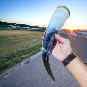 Premium Viking Horn 100% Tasse en corne naturelle faite à la main avec support personnalisable pour la marque en gros ou les cadeaux vierges sublimation bricolage - Product Image 5