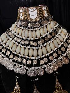 สร้อยคอเส้นใหญ่แบบดั้งเดิมของชนเผ่าที่มีลูกปัดรูปไข่สีขาวมันวาวหลายแถวจัดเรียงอย่างประณีต - Product Image 3