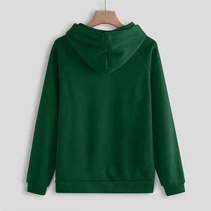 Ensemble de survêtement vert foncé respirant 100 % coton pour homme avec logo personnalisé, idéal pour la course et l'entraînement hivernal - Product Image 3