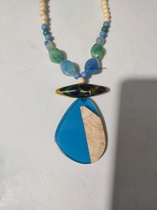 Collar con cuentas de resina hecho a mano para mujeres y niñas, diseño personalizable con forma de gota de agua y cadena de cuerda - Product Image 3