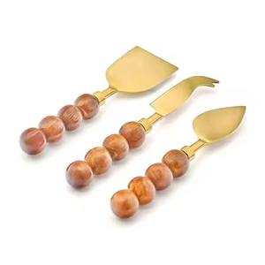 Juego de Cuchillos para Queso y Mantequilla de Acero Inoxidable con Acabado Dorado y Mango de Madera para Hoteles y Restaurantes - Product Image 1