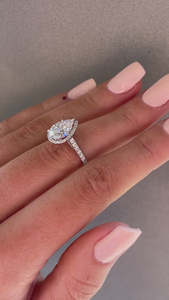 Bijoux fins faits à la main 18K or pur Halo Solitaire bagues avec poire coupe laboratoire diamant prong ensemble luxe pavé diamant bagues - Product Image 5