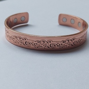 Brazaletes de moda de cobre y latón de diseño intrincado para terapia de bienestar y curación - Product Image 5