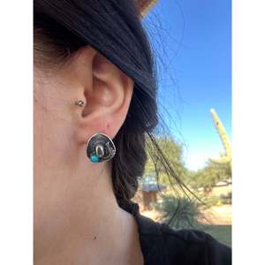 Pendientes de botón de sombrero vaquero hechos a mano en Navajo con turquesa y plata de ley - Product Image 2
