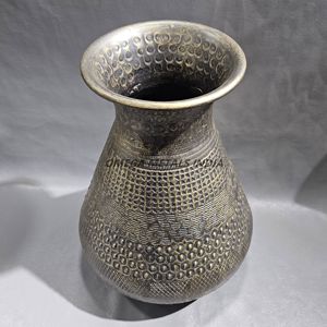 Vase en métal de finition argentée élégant avec des détails gravés artistiques pour une pièce maîtresse accrocheuse dans n'importe quel espace - Product Image 6
