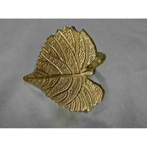 Anillo de latón macizo con diseño de hojas con acabado dorado, accesorios decorativos para vajilla, servilletas grabadas - Product Image 1