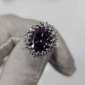 แหวนหมั้นสั่งทำพิเศษ ตัวเรือนเงินแท้ 925 ชุบทองคำขาว ประดับเพชรโมอิสซาไนต์สีม่วงทรงรี คุณภาพ VVSD แท้ ได้รับการรับรองจาก GRA แบบฝังขา - Product Image 5