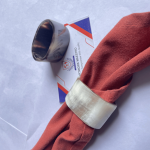 Anillo para Servilletas Hecho a Mano con Cuerno por ARTWORK MAESTRO INDIAN - Decoración para Comedor - Product Image 1