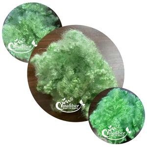 Fibra cortada de poliéster reciclada de bajo precio 100% copos de PET grado verde HCS para textiles para el hogar juguetes suaves edredón Material de relleno - Product Image 1