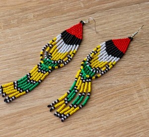 Boucles d'oreilles pompon couleur, boucles d'oreilles pompon perlé - Product Image 1
