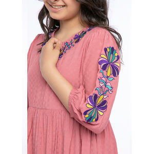 Nouveauté Vêtements fille OEM ODM encolure en V manches trois-quarts robe fille avec broderie lors de la fabrication en gros - Product Image 1