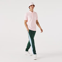 Polo en molleton tricoté extensible 100% rose clair, coupe ajustée, avec logo brodé personnalisé, patte de boutonnage dissimulée et bord côtelé anti-plis