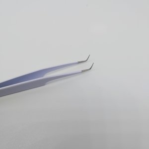 Pince à épiler professionnelle pour extensions de cils volume russe, en acier inoxydable blanc mat thermolaqué, 10 mm, coudée à 30 degrés, pour isolation des cils, vente chaude, OEM - Product Image 4