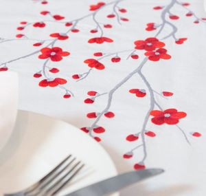 Mantel de algodón blanco personalizado al por mayor con bonitas flores rojas de melocotón cubierta de mesa bordada Hogar y restaurante lavable - Product Image 2