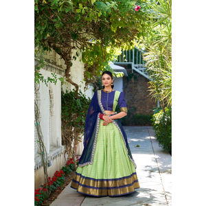 Ropa de fiesta y boda ready made Lehenga Choli estilo Bollywood indio para mujer en diseño pakistaní con Dupatta y Zari Chex - Product Image 1