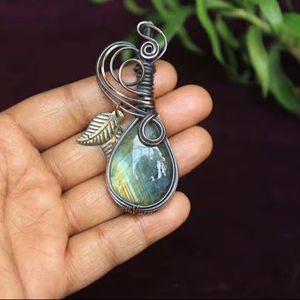 Pendentif Pyramide en Malachite HARI OM CREATIONS, en laiton plaqué argent, style vintage, serti de griffes, enroulé de fil, vente en gros - Product Image 1