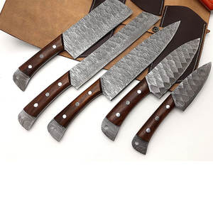 Ensemble de couteaux de chef en acier Damas artisanal avec manche en bois naturel pour cuisines gastronomiques - Product Image 5